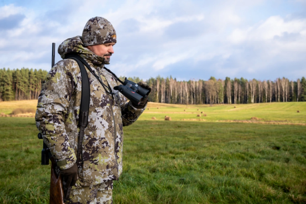 Jaeger bedient ein Waermebildgeraet der Nocpix QUEST Serie einhaendig im Revier.