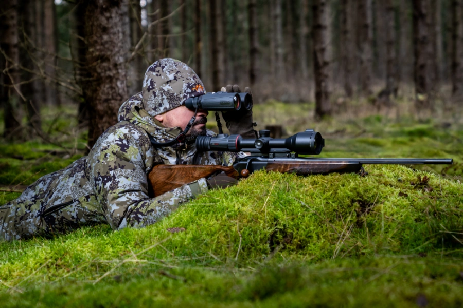 Binokulare Beobachtung bei der Jagd mit dem QUEST Wärmebild Fernglas von Nocpix