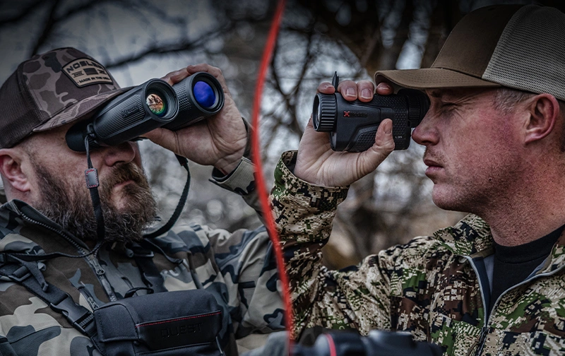 Zwei Jäger vergleichen im Revier Wärmebild Monokulare vs. Wärmebild Ferngläser.