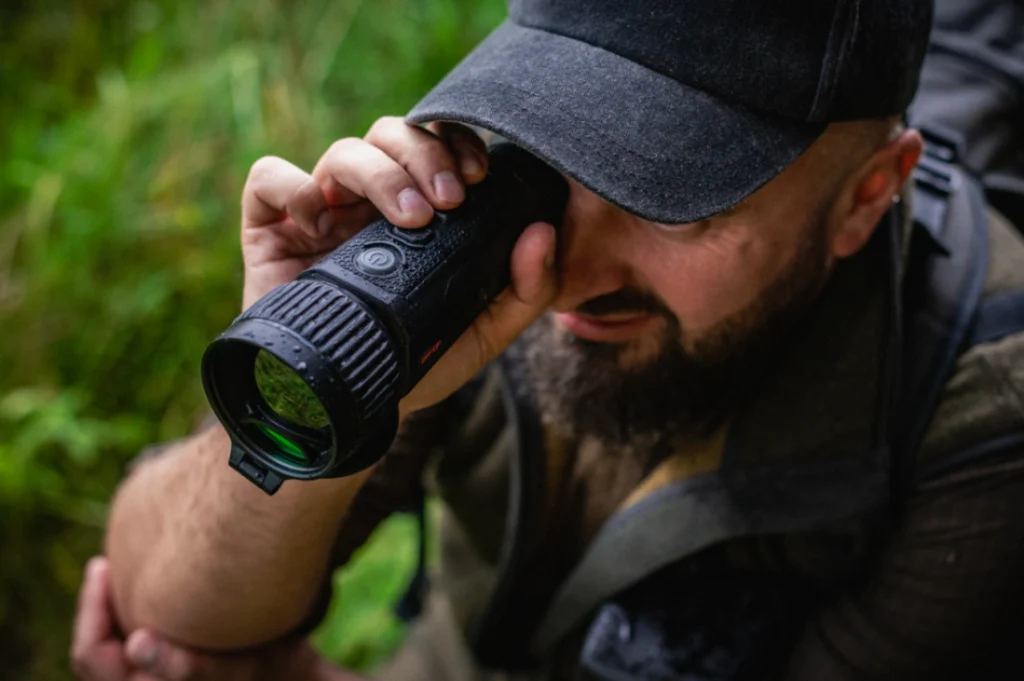 Jäger beobachtet bei der Pirsch mit einem Wärmebildgerät aus der VISTA-Serie.