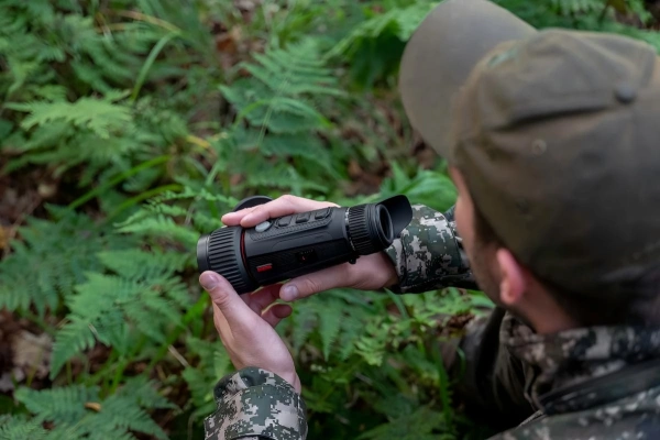 Jäger mit Wärmebild-Monokular zur Jagd