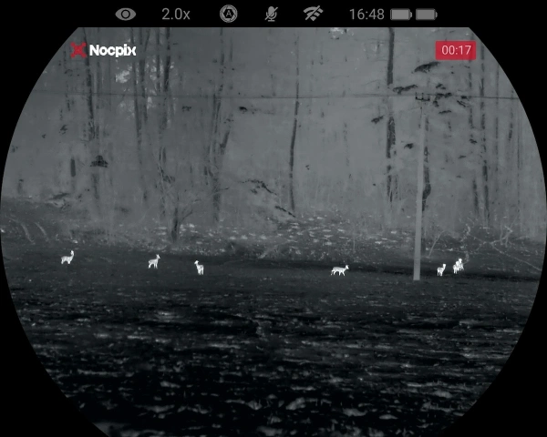 Jäger nutzt ein Wärmebild-Aufnahmeset während der Wildschweinjagd