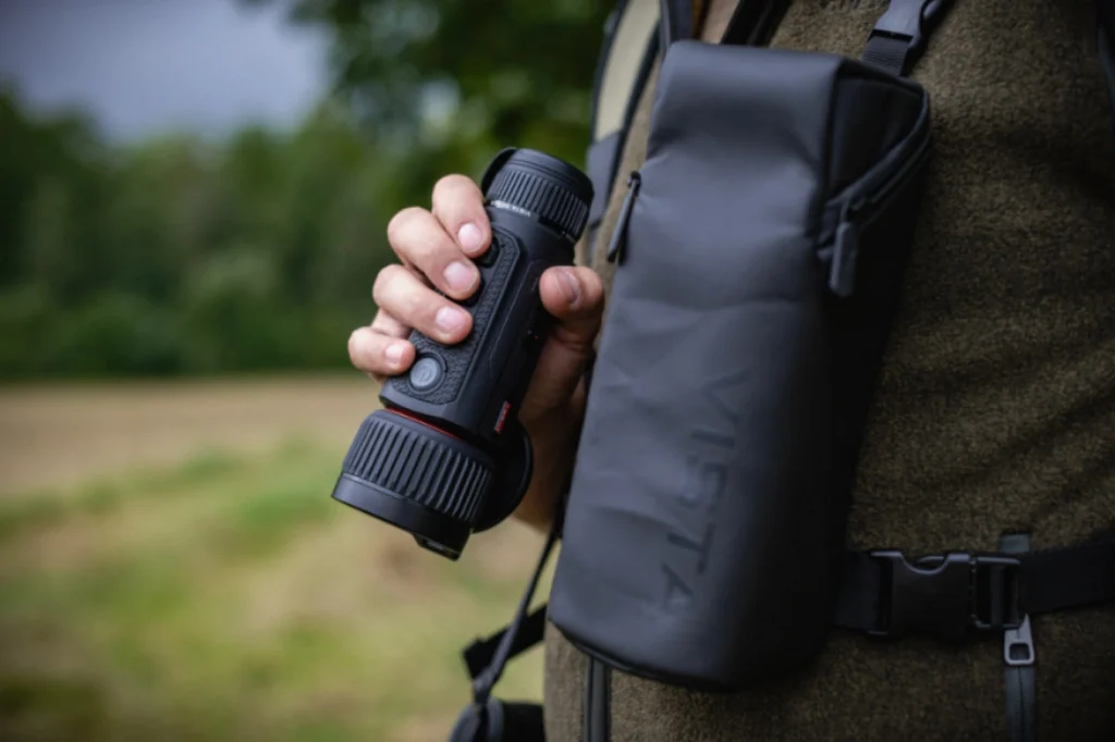 Jaeger nutzt ein Waermebild Monokular Jagd im Revier