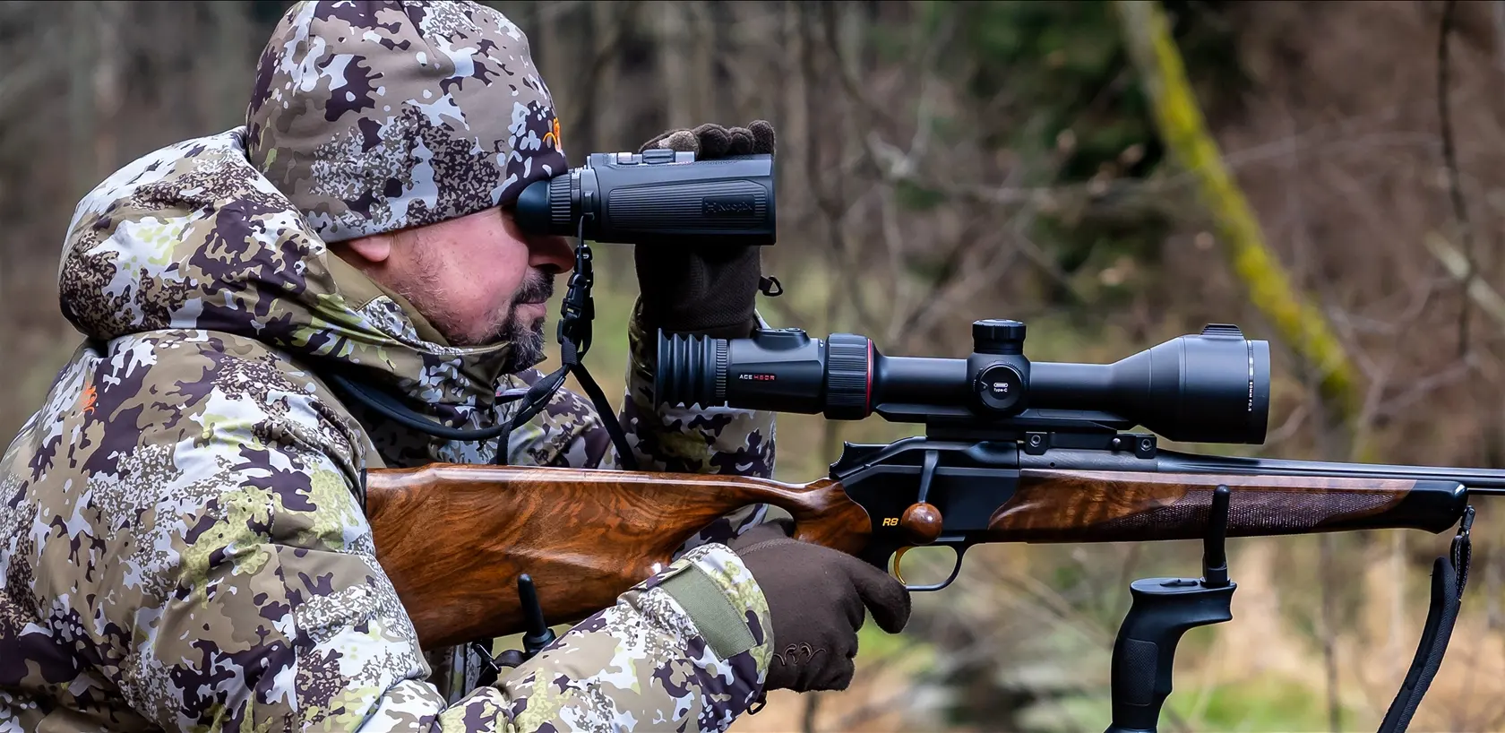 Ergonomic one handed operation thermal binoculars design