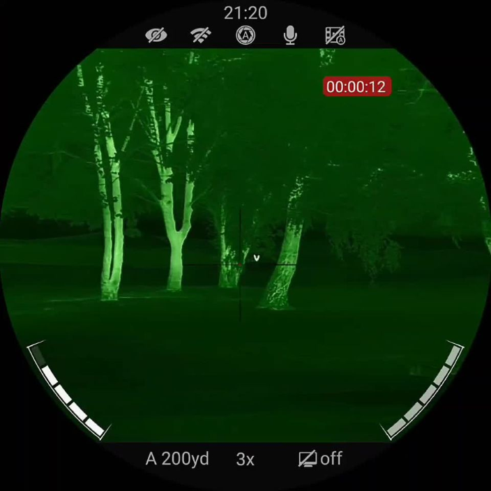 Grüne Nachtsichtansicht, die Bäume durch eine digitale Zielfernrohrschnittstelle zeigt.