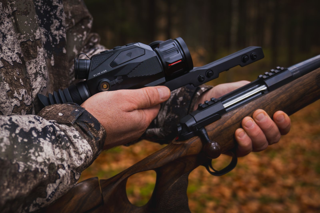 Montaggio di un mirino termico prima della taratura del mirino termico